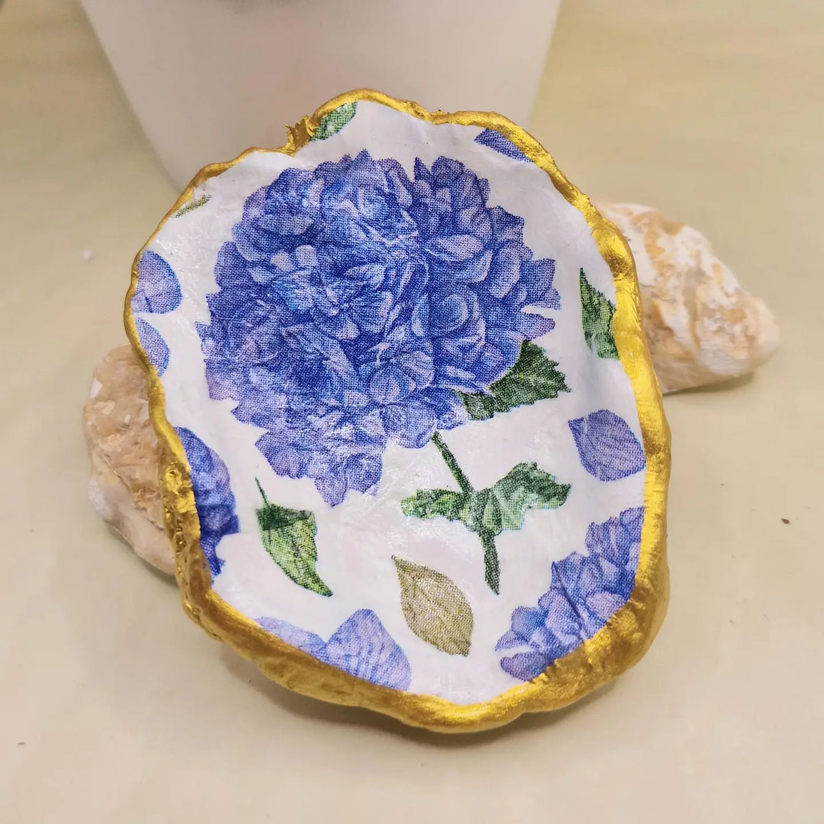🌸 Mauve Hydrangea Flower Oyster Shell Trinket Dish